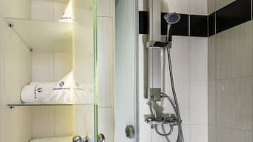 Een douche, een haardroger, handdoeken, toiletpapier