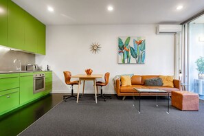 TV, stereo - Secret Garden Apartment w/ Heat Pump & Car Park (Auckland)