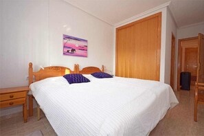 2 bedrooms, iron/ironing board, WiFi, bed sheets - Cosy flat on second floor with large pool (Orihuela)