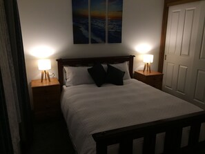 4 bedrooms, desk, free WiFi, bed sheets - Ashfield House High Country Escape. Mansfield, Mt Buller & Lake Eildon  (Mansfield)