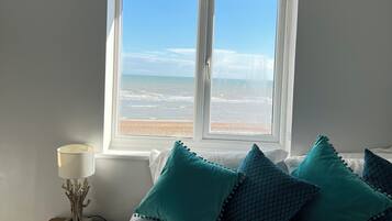 3 chambres, bureau, fer et planche Ă repasser, lit parapluie