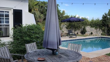 Piscine extérieure, chaises longues