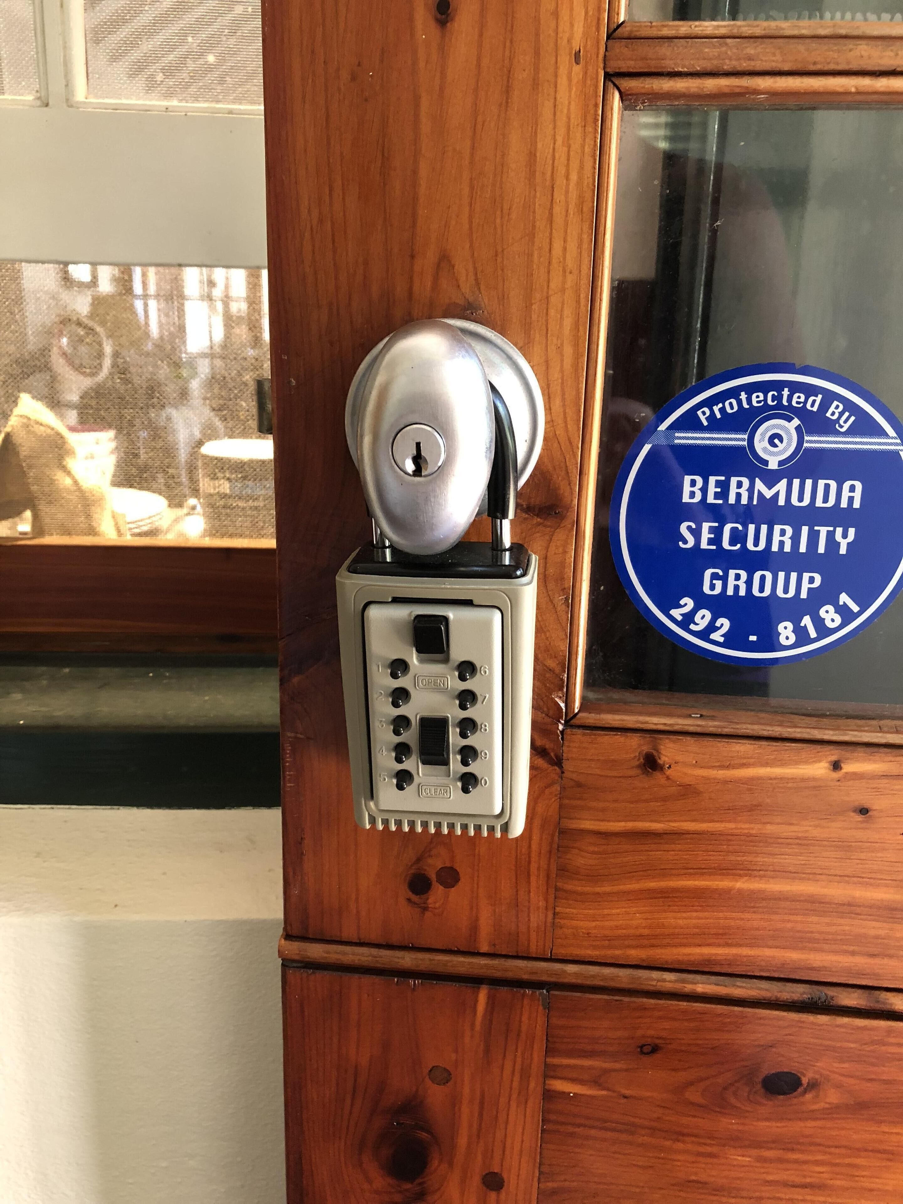 Une porte dotée d’un verrou à combinaison et d’un badge d’accès.
