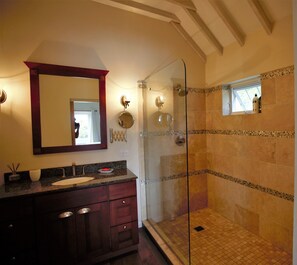Douche, sèche-cheveux, serviettes fournies, savon