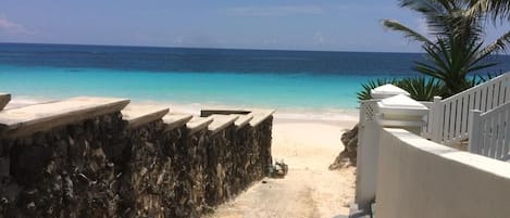 Playa en los alrededores, camastros y toallas de playa 