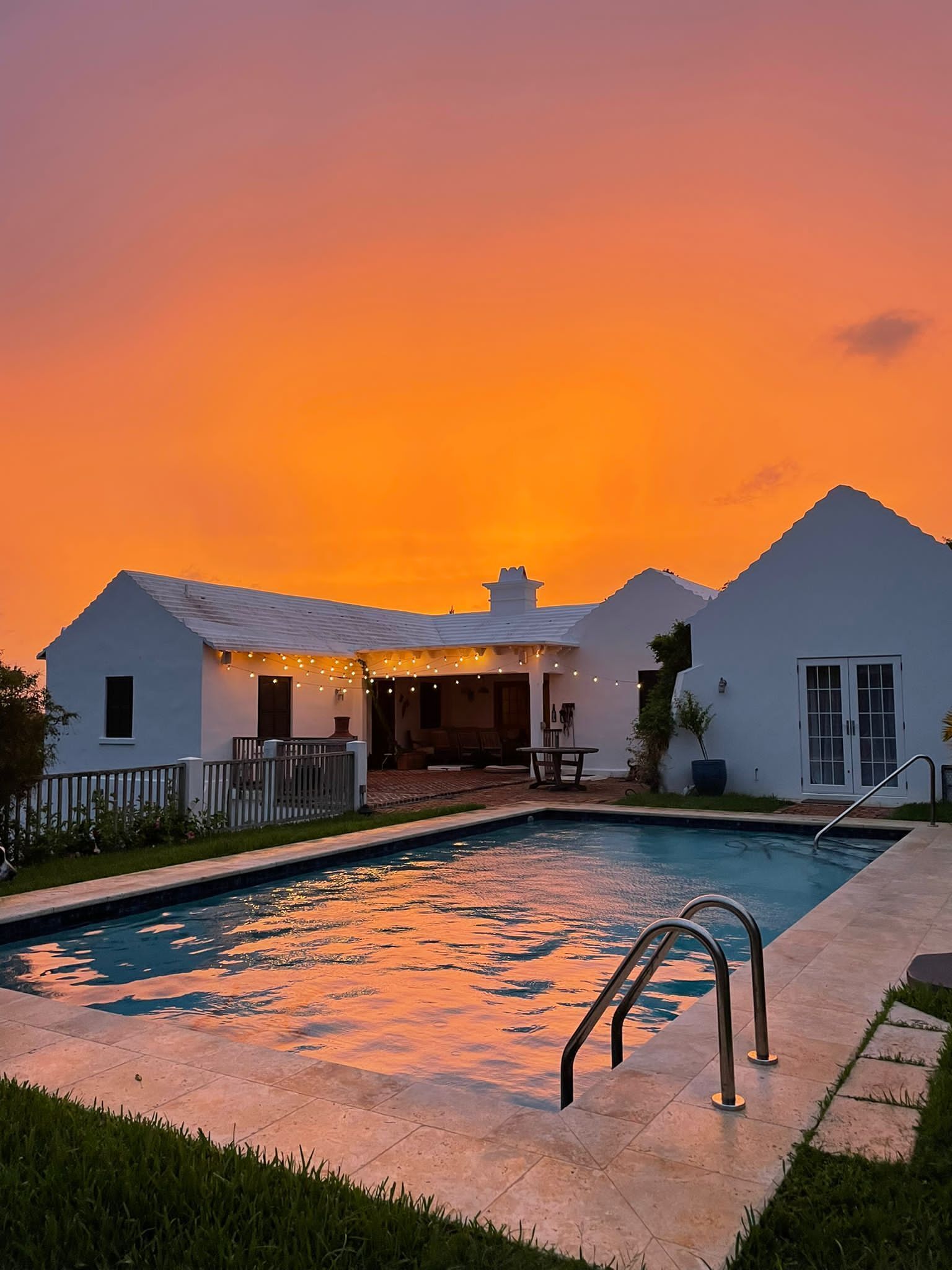 Utomhuspool och solstolar