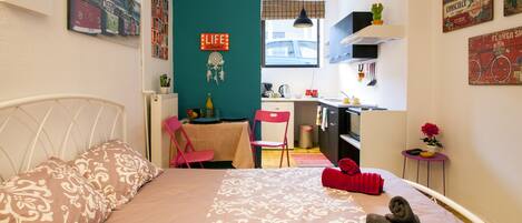 1 chambre, bureau, chambres insonorisées, fer et planche à repasser