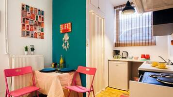 Fridge, oven, stovetop, coffee/tea maker