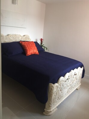 3 habitaciones, tabla de planchar con plancha, wifi y ropa de cama 