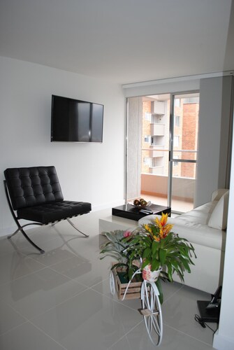 Near "EL POBLADO" NEW 3 BEDROOM APT. Modern TURCO-JACUZZI &POOLS