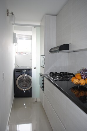 Refrigerador, microondas, horno y parrilla de estufa 