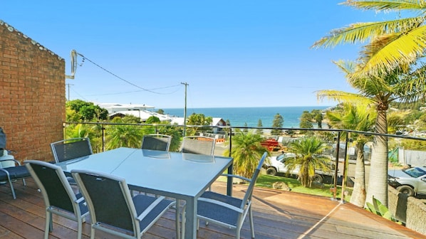 Outdoor dining - Sea Surprise - Views & Family (AVOCA BEACH)