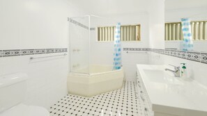 Combined shower/bathtub, hair dryer, towels - Sea Surprise - Views & Family (AVOCA BEACH)