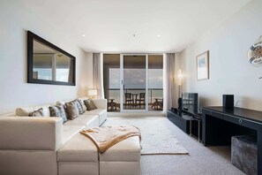 TV, offices - Ocean View 1BR Private balcony OAKS PIER (Glenelg)