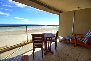 Outdoor dining - Ocean View 1BR Private balcony OAKS PIER (Glenelg)