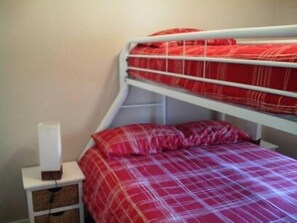 3 bedrooms, iron/ironing board, WiFi - Surf Mist............. (Nowra)