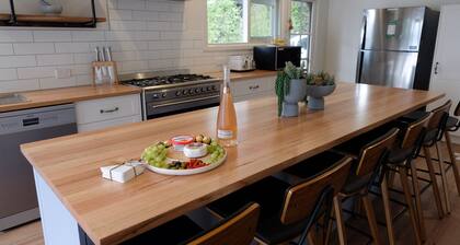 Paradise Retreat Lakehouse. Lake Front. Go fishing from the Backyard.