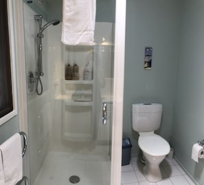 Shower, hair dryer, towels, soap - Tiromoana - An ideal base with unsurpassed views (Russell)