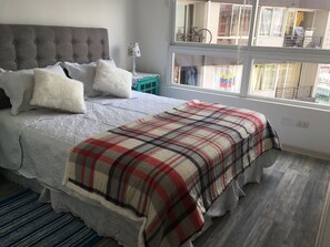 1 habitación y tabla de planchar con plancha 