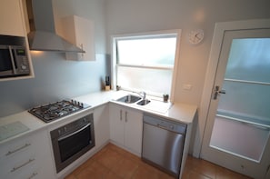 ثلاجة، ميكروويف، فرن، موقد طهي مسطح