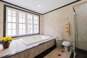 Een douche, een haardroger, handdoeken, zeep