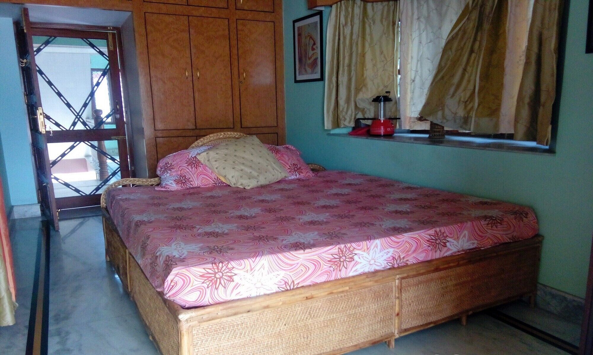 Room near Canal Road