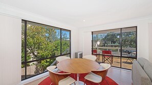 Dining - Cowabungalow - Dog Friendly Beachside Retreat (Copacabana)