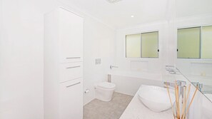 Bathtub, towels - Cowabungalow - Dog Friendly Beachside Retreat (Copacabana)