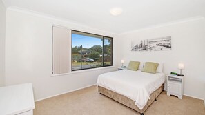 3 bedrooms, iron/ironing board, Internet, bed sheets - Cowabungalow - Dog Friendly Beachside Retreat (Copacabana)
