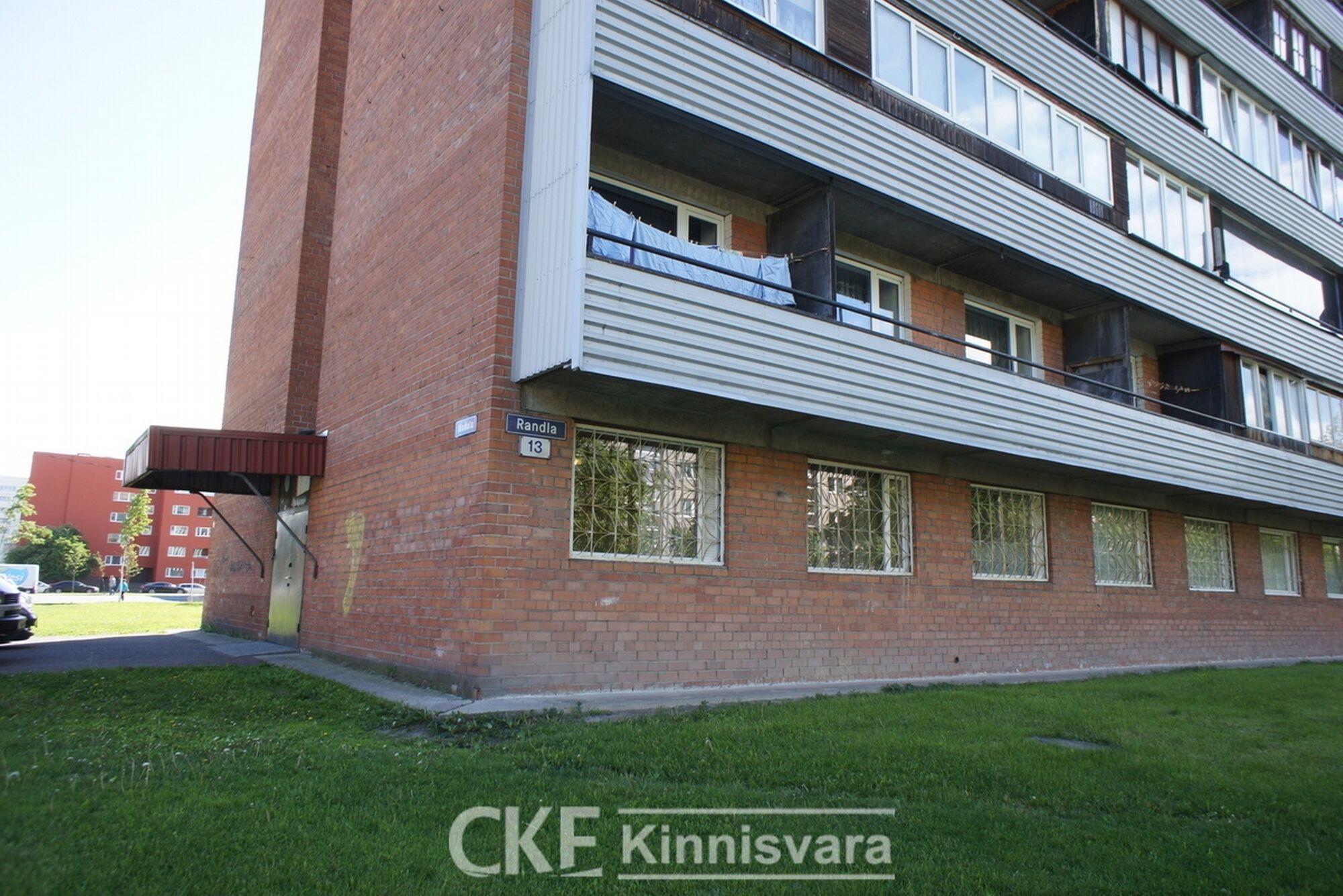 Un edificio a più piani con facciata in mattoni e tetto piano.