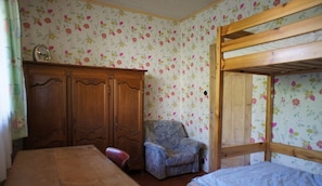 1 bedroom, desk, WiFi