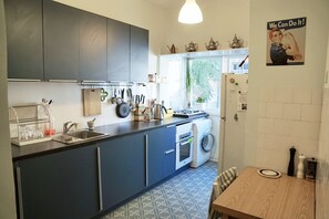 Fridge, oven, stovetop, coffee/tea maker