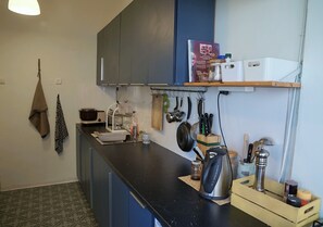 Kühlschrank, Ofen, Herdplatte, Wasserkocher mit Kaffee-/Teezubehör