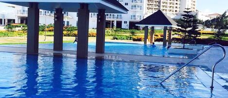 من حمّامات السباحة المغطاة