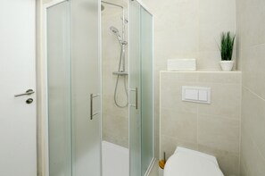 Regadera, secadora de cabello, toallas, shampoo