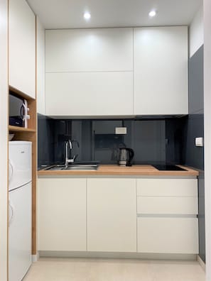 Køleskab, mikrobølgeovn, kogeplade, kaffe-/temaskine