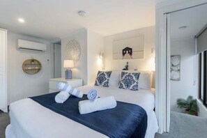 3 habitaciones, tabla de planchar con plancha, wifi y ropa de cama 