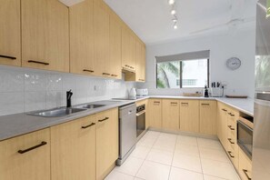 Een microgolfoven, een oven, een kookplaat, een vaatwasser