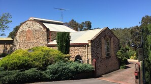 Exterior - Ideal location to explore historic Strathalbyn, Wineries, good food and scenery (Strathalbyn)