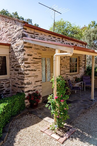 Ideal location to explore historic Strathalbyn, Wineries, good food and scenery