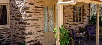 Ideal location to explore historic Strathalbyn, Wineries, good food and scenery