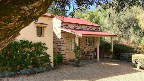 Ideal location to explore historic Strathalbyn, Wineries, good food and scenery