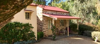 Ideal location to explore historic Strathalbyn, Wineries, good food and scenery