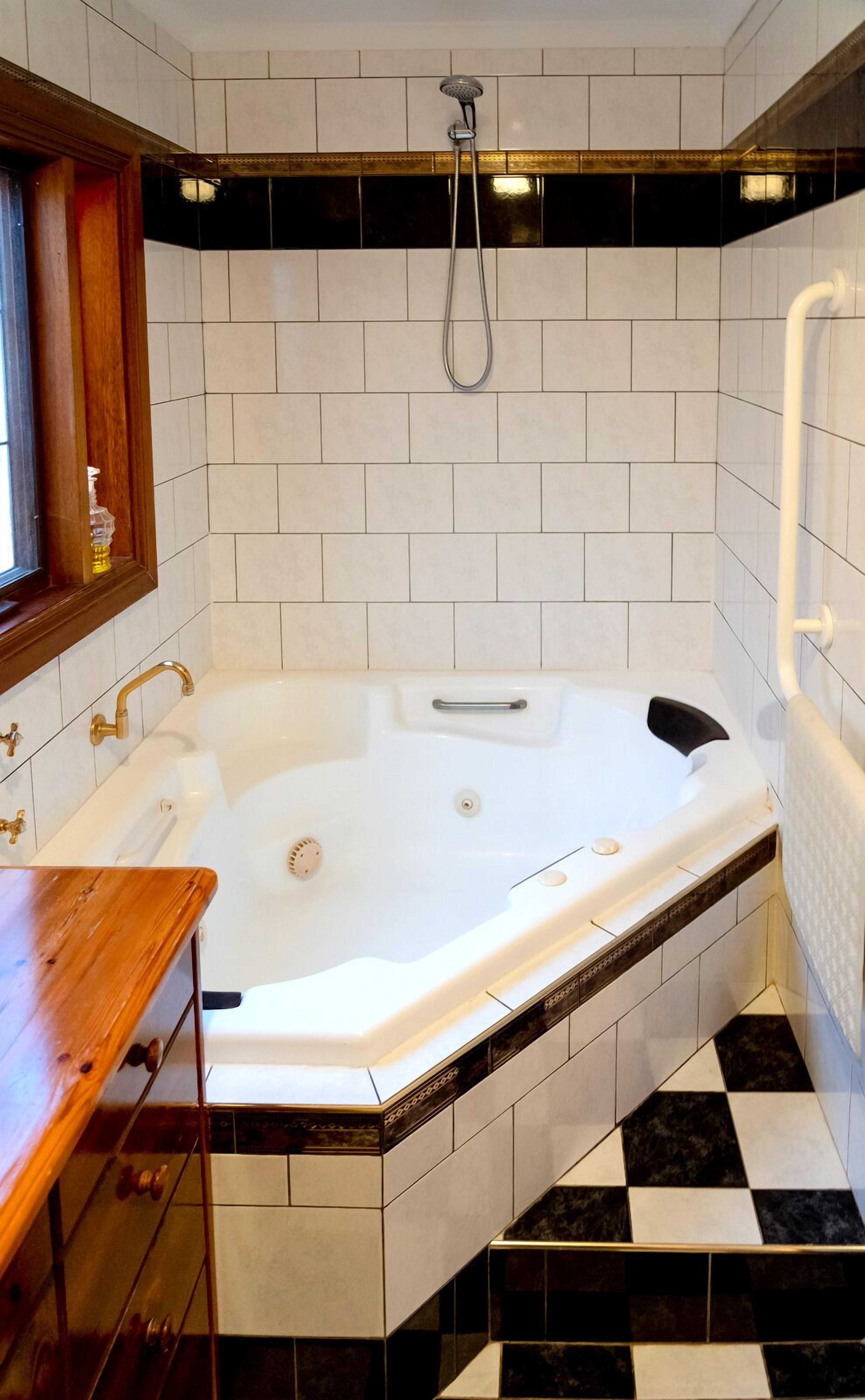 Combined shower/bathtub, jetted bath, hair dryer, towels