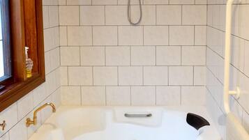 Combined shower/bathtub, jetted bath, hair dryer, towels
