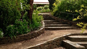 Property grounds - Ideal location to explore historic Strathalbyn, Wineries, good food and scenery (Strathalbyn)