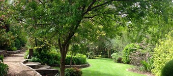 Ideal location to explore historic Strathalbyn, Wineries, good food and scenery