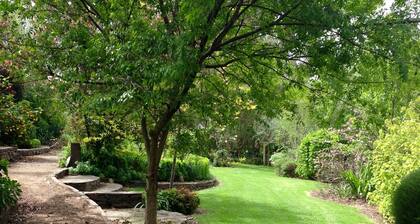 Ideal location to explore historic Strathalbyn, Wineries, good food and scenery
