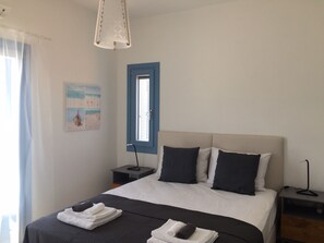 5 bedrooms, iron/ironing board, WiFi, bed sheets - Villa Frear I with infinity pool (Kea)