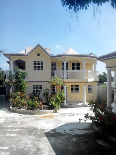 Souvenir House: 24h elect, AC, Wifi, Tv cable, Security agents